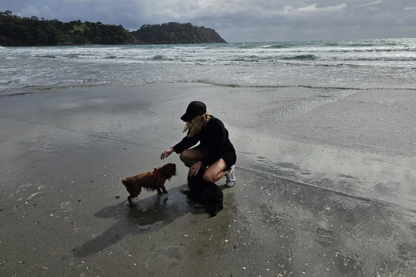 ID002_Tereze-Taber_Portrait2 Teréze Taber at the beach with her two dogs